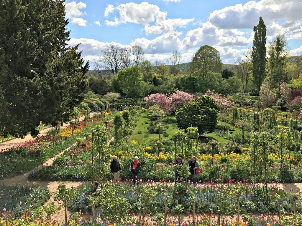 Day trip from Paris to Giverny in the spring