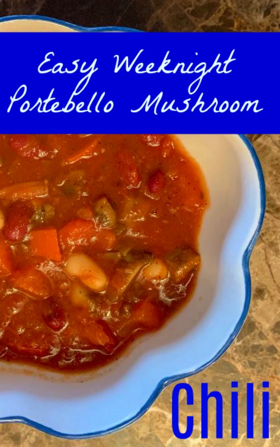 Whether you are looking for a traditional chili with meat or a vegan portobello mushroom chili, this recipe will make your whole family happy. #weeknightdinner #easyrecipe #chili #chilirecipe