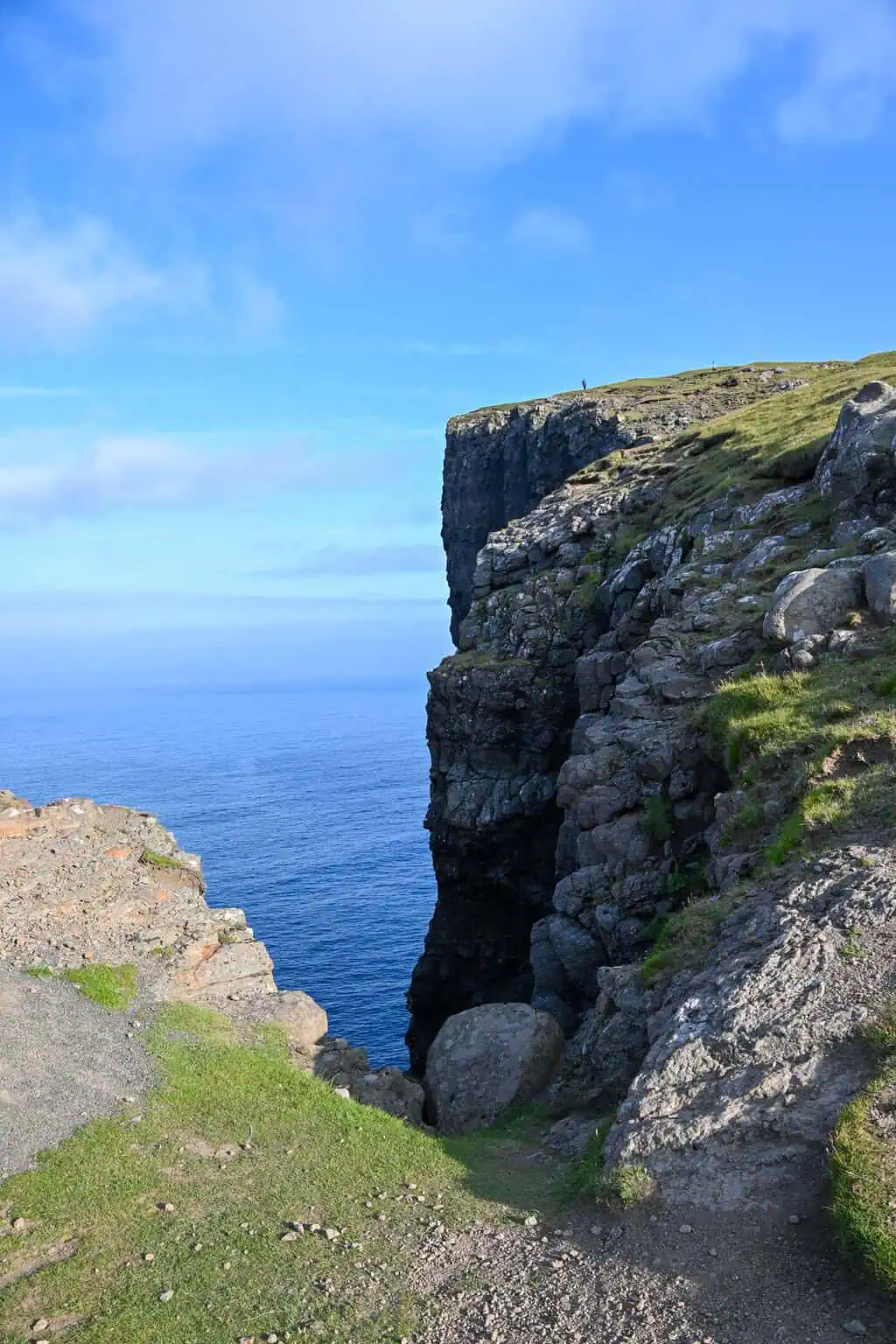 This tall peak on the Trælanípa hike is the Slave Cliff. On the way down from it you will see the views of the lake nearing the ocean.