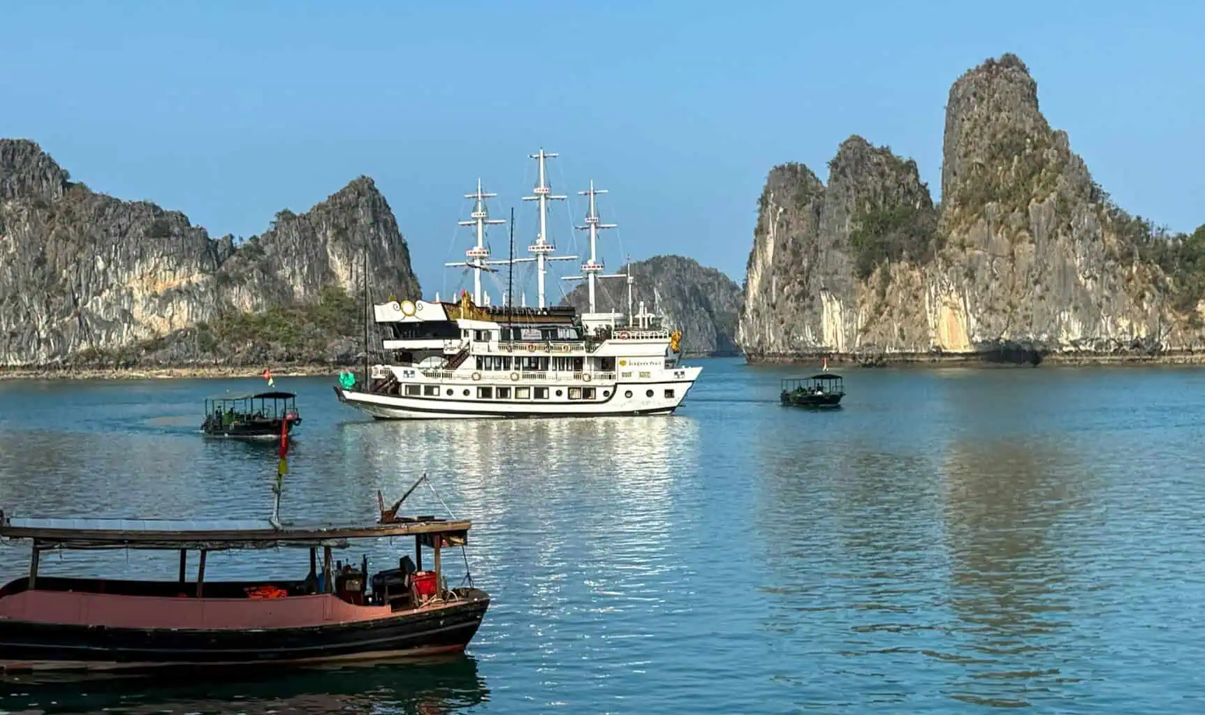 which bay to cruise ha long bay
