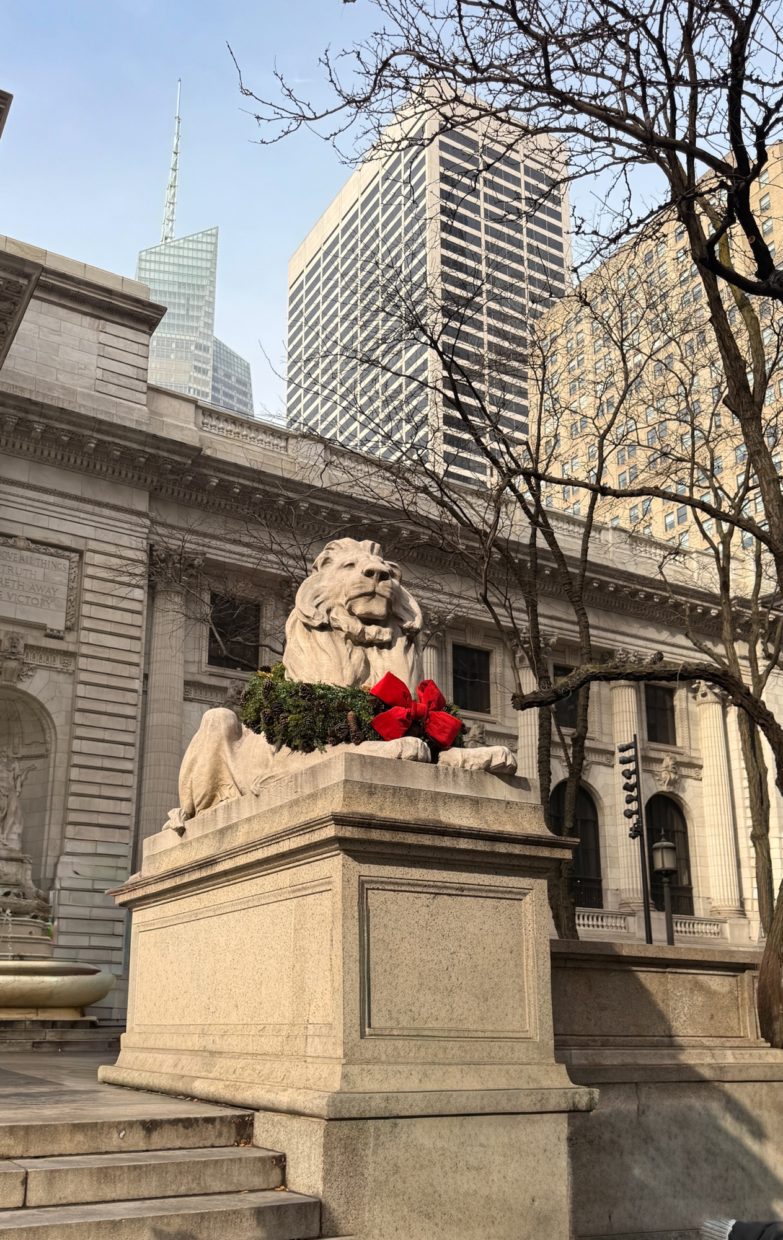 Experience NYC at its most magical with a festive Holiday Pub Crawl! ❄️✨ Wander past iconic Christmas lights, sip seasonal cocktails, and discover the coziest decorated bars in the city. This guide gives you the full route, insider tips, and the best photo-worthy stops along the way. Tap to plan your perfect holiday outing! 🎅🍸