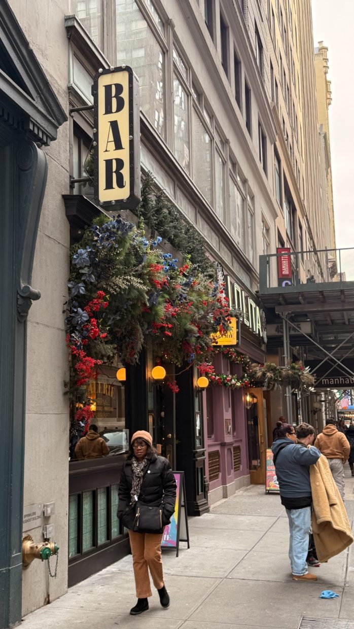 Experience NYC at its most magical with a festive Holiday Pub Crawl! ❄️✨ Wander past iconic Christmas lights, sip seasonal cocktails, and discover the coziest decorated bars in the city. This guide gives you the full route, insider tips, and the best photo-worthy stops along the way. Tap to plan your perfect holiday outing! 🎅🍸