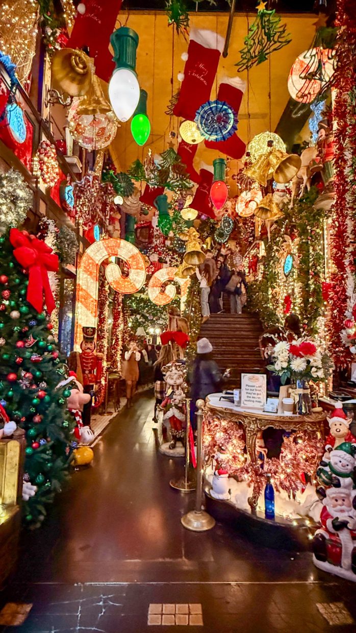 Holiday cheer meets classic NYC energy! 🎅🍻 Explore the “12 Days of Christmas” pub crawl in NYC — think Rockefeller Center lights, historic taverns, cozy cocktail spots, and unforgettable holiday decor. ✨🎄Check the full guide for stops & tips!