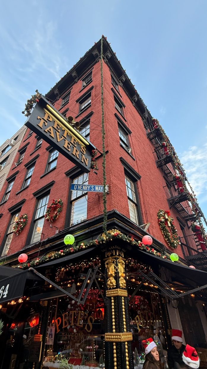 Experience NYC at its most magical with a festive Holiday Pub Crawl! ❄️✨ Wander past iconic Christmas lights, sip seasonal cocktails, and discover the coziest decorated bars in the city. This guide gives you the full route, insider tips, and the best photo-worthy stops along the way. Tap to plan your perfect holiday outing! 🎅🍸